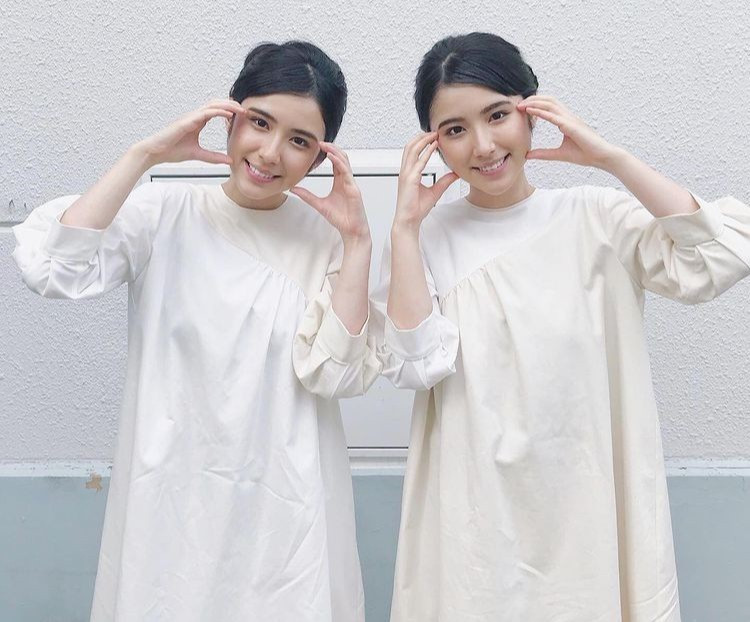 Mina - Maria thường chọn cách trang điểm nhẹ nhàng mỗi lần xuất hiện. Cặp song sinh nhận nhiều lời khen khi tự tin khoe mặt mộc lên trang cá nhân. Người theo dõi bình luận dù không trang điểm, chị em cô vẫn xinh đẹp và đầy khí chất.