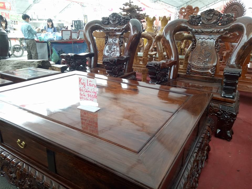 Bộ bàn ghế có trọng lượng khoảng 1,6 tấn, được làm từ các loại gỗ già quý hiếm có tuổi đời hàng trăm năm, được chạm khắc kỳ lân vô cùng tinh xảo. (Ảnh: vietq.vn).