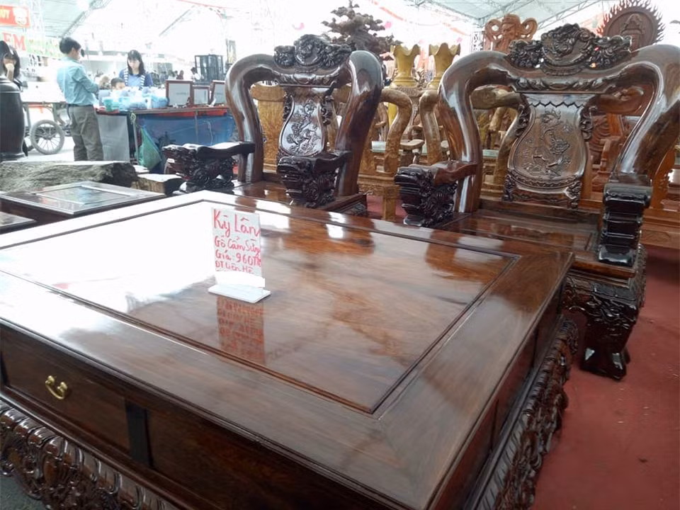 Bộ bàn ghế có trọng lượng khoảng 1,6 tấn, được làm từ các loại gỗ già quý hiếm có tuổi đời hàng trăm năm, được chạm khắc kỳ lân vô cùng tinh xảo. (Ảnh: vietq.vn).