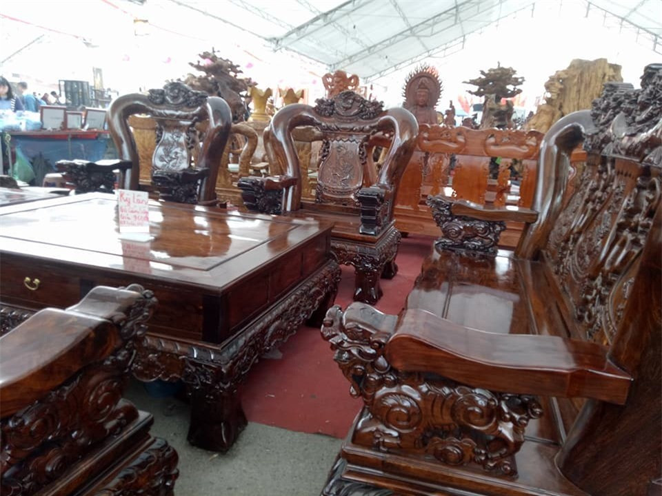 Bộ bàn ghế kỳ lân này được chế tác từ gỗ cẩm sừng được rao bán với giá 960 triệu đồng. Chỉ trong khoảng thời gian ngắn, đã có 1 đại gia “mua đứt”, thậm chí còn bỏ thêm tiền để đặt làm 2 chiếc đôn, tổng trị giá 1 tỷ đồng. (Ảnh: Vietq.vn)