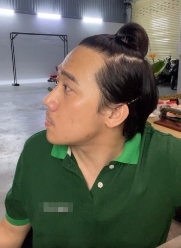 Tran Thanh khien fan giat minh voi dien mao xue xoa kem sac-Hinh-3