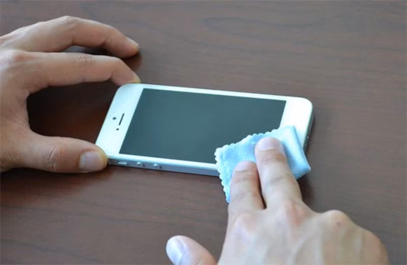 Meo cap cuu dien thoai khi roi vao nuoc-Hinh-3