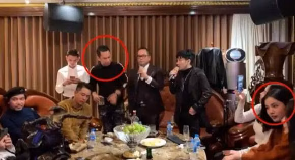 Duc Huy va tinh tre kem 27 tuoi vui ve ra mat hoi ban than