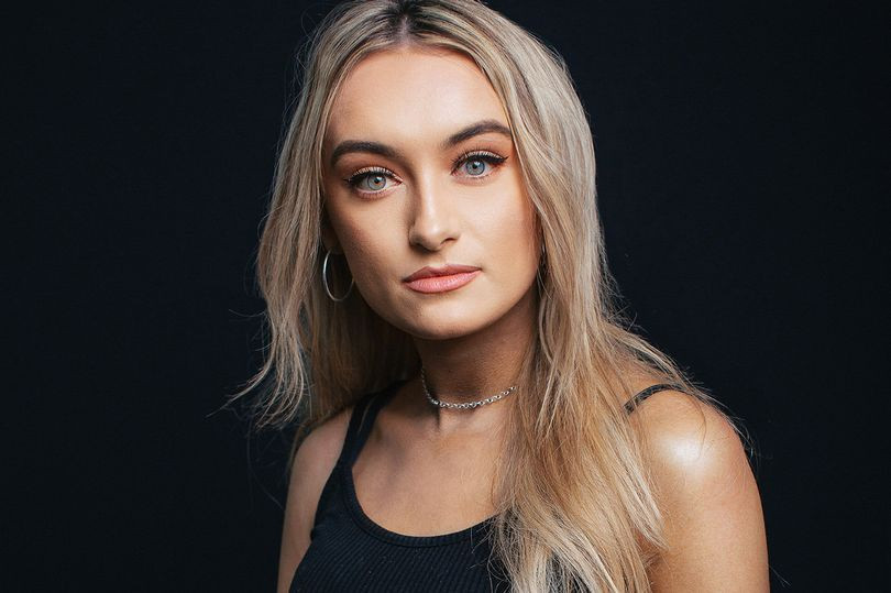 Bernadette bị cắt cụt một chân trên đầu gối cách đây 2,5 năm sau khi được chẩn đoán mắc bệnh sarcoma. Căn bệnh này tấn công mạnh vào các khớp và gân nên cắt cụt chi là cách duy nhất để cứu sống cô.