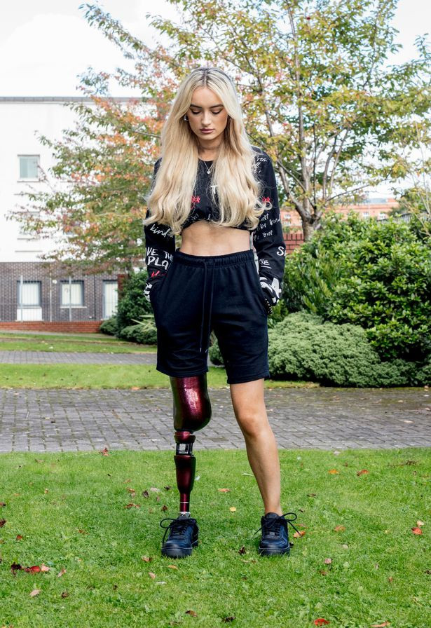 Khi Bernadette mặc quần, nhiều người thường không nhận thấy điểm khác biệt của cô. Nữ người mẫu 25 tuổi tự tin thể hiện nét cá tính, năng động qua trang phục khoe eo hợp xu hướng. Phong cách của cô hướng đến sự đơn giản.