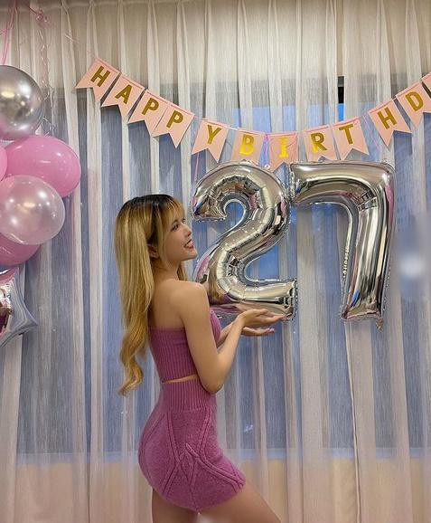 hiều Bảo Trâm chứng minh phụ nữ đẹp nhất khi chẳng thuộc về ai. Sinh nhật 27 tuổi, nữ ca sĩ khoe đường cong hút mắt trong bộ đồ len màu hồng tím matchy-matchy.