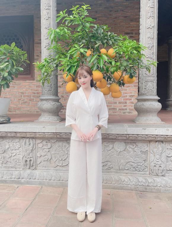 Au Ha My dang anh nen na khi len chua cau an