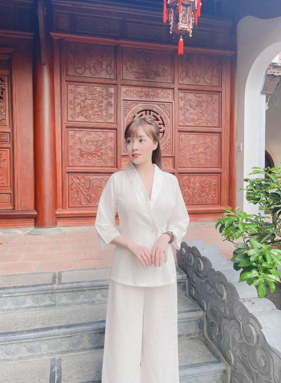 Au Ha My dang anh nen na khi len chua cau an-Hinh-3