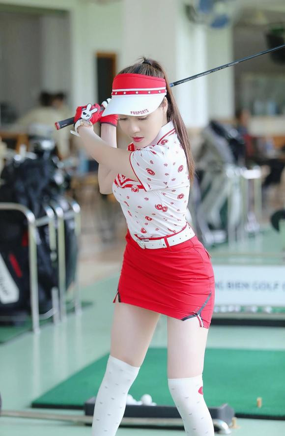 Au Ha My dang anh nen na khi len chua cau an-Hinh-4