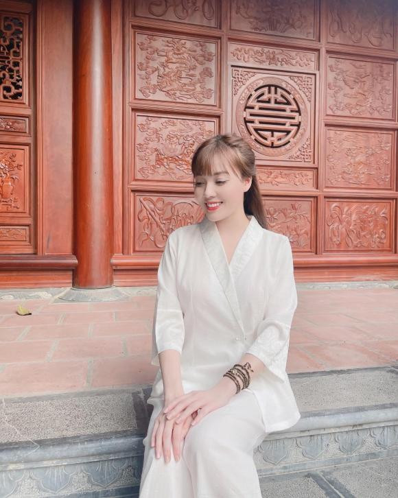 Au Ha My dang anh nen na khi len chua cau an-Hinh-2