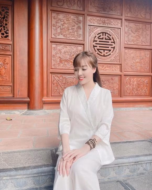 Au Ha My dang anh nen na khi len chua cau an-Hinh-2