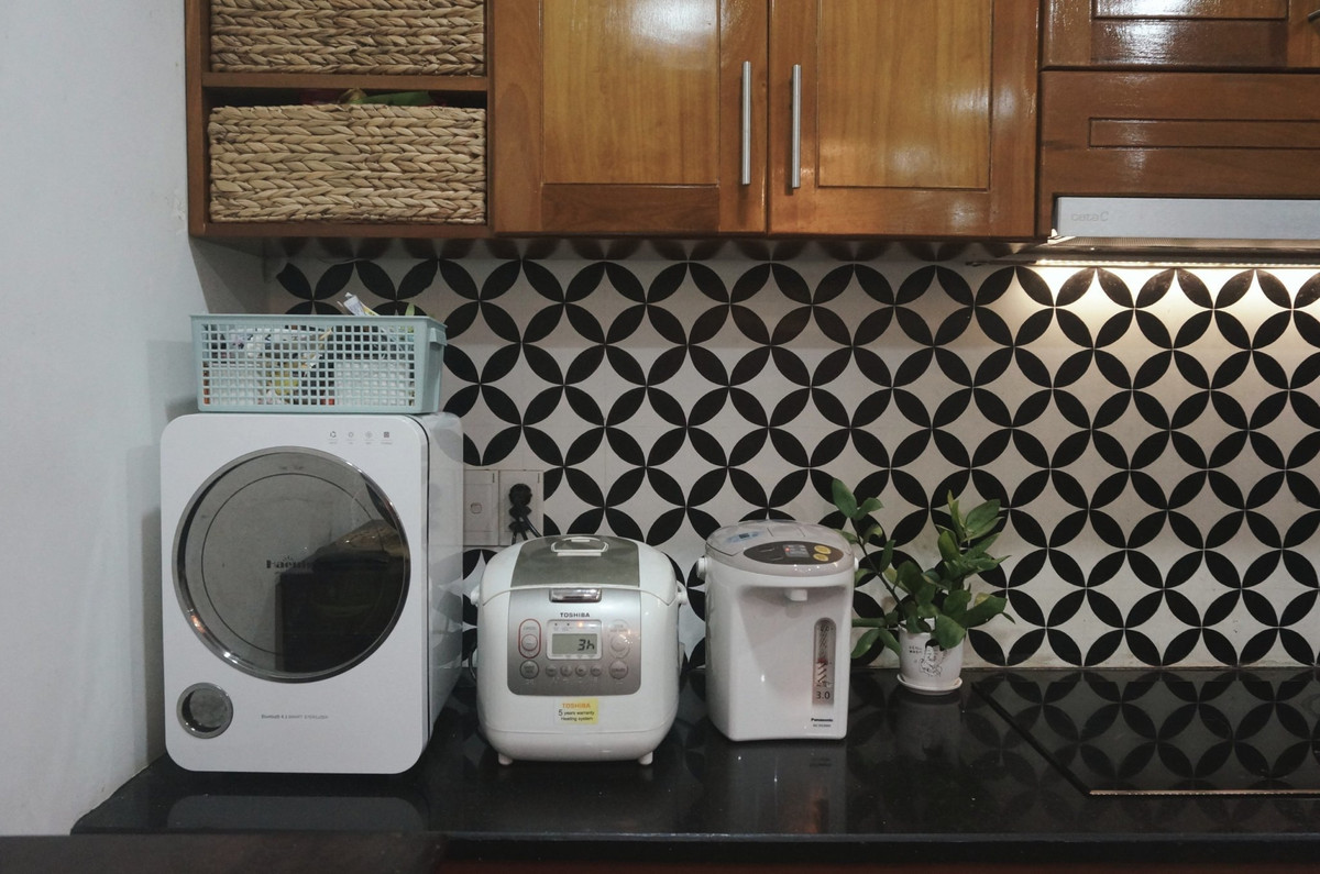 Nhà ống đẹp xuất sắc, ánh sáng rọi thẳng từ nóc xuống ảnh 14