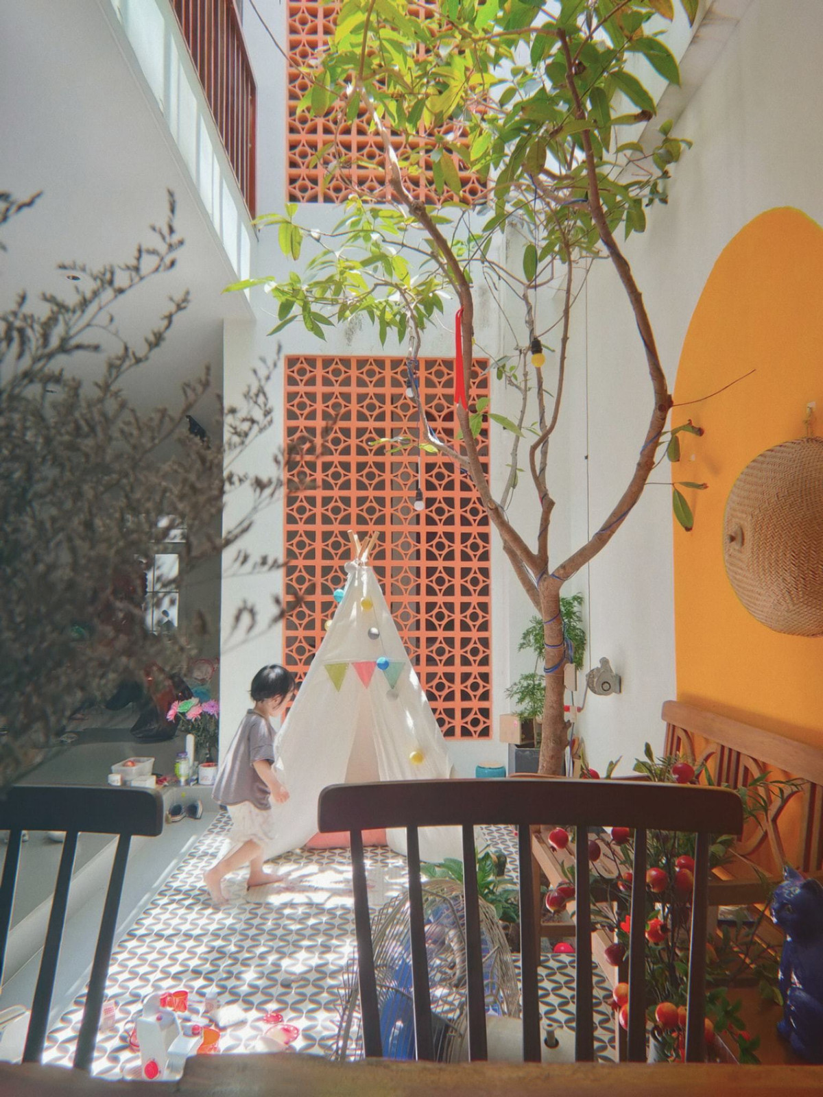 Nhà ống đẹp xuất sắc, ánh sáng rọi thẳng từ nóc xuống ảnh 10