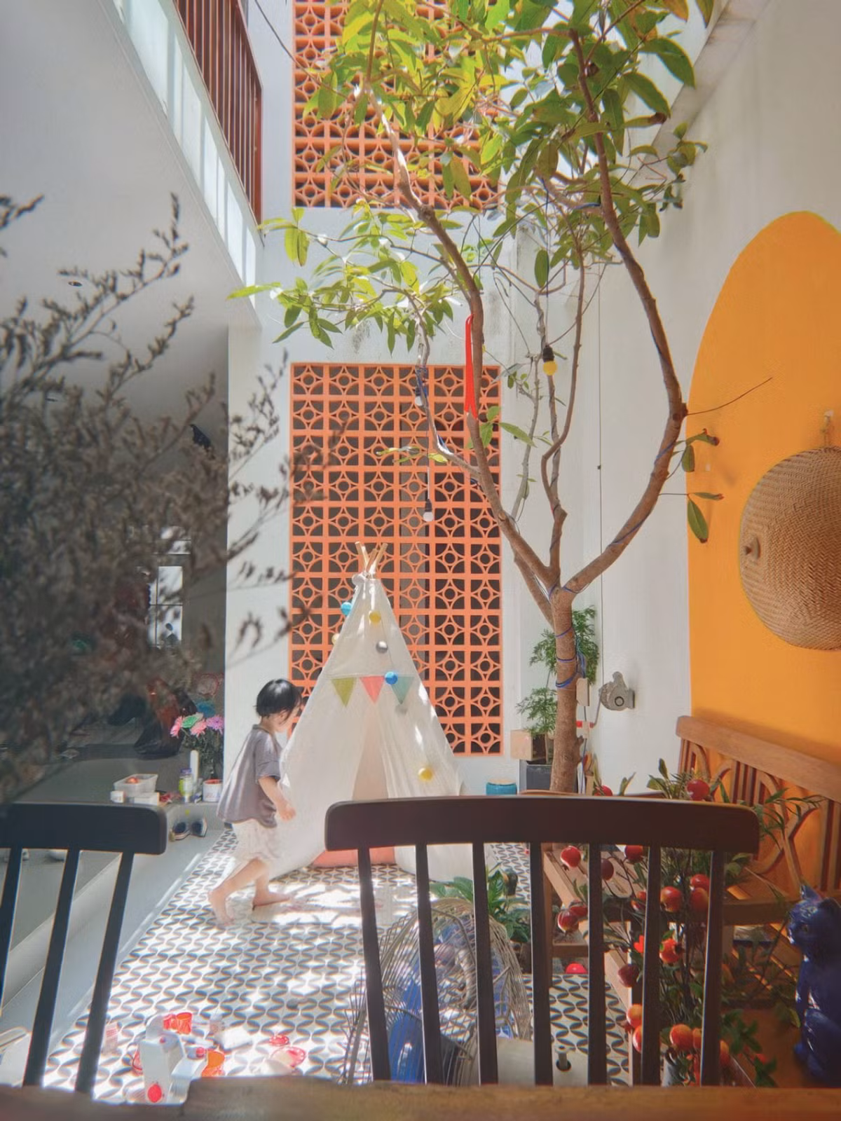 Nhà ống đẹp xuất sắc, ánh sáng rọi thẳng từ nóc xuống ảnh 10