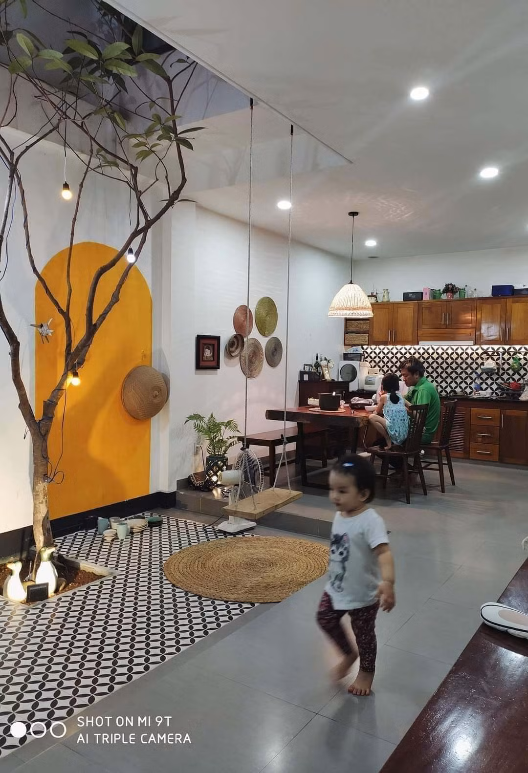 Nhà ống đẹp xuất sắc, ánh sáng rọi thẳng từ nóc xuống ảnh 13