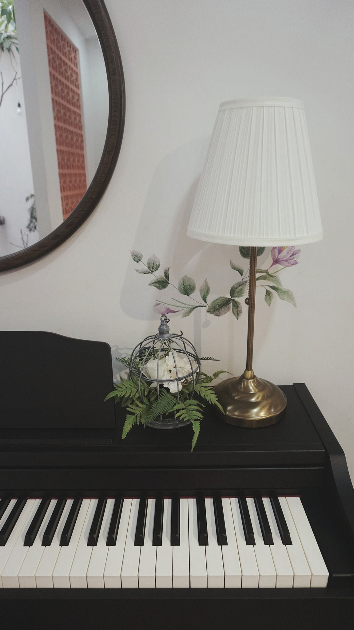 Nhà ống đẹp xuất sắc, ánh sáng rọi thẳng từ nóc xuống ảnh 17