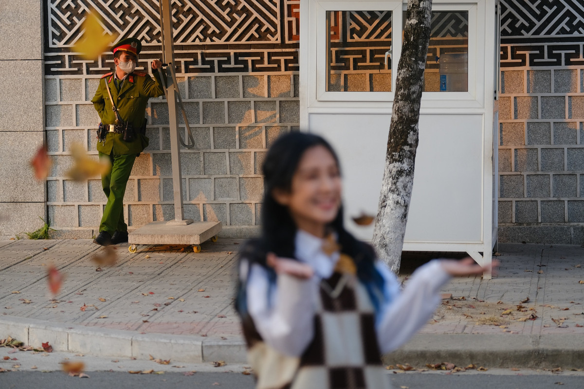 Một chiến sĩ cảnh sát cho biết: "Mấy ngày nay tôi phải nhắc nhở rất nhiều người dân, nhưng chỉ cần di chuyển là mọi người lại chạy vào chụp ảnh".