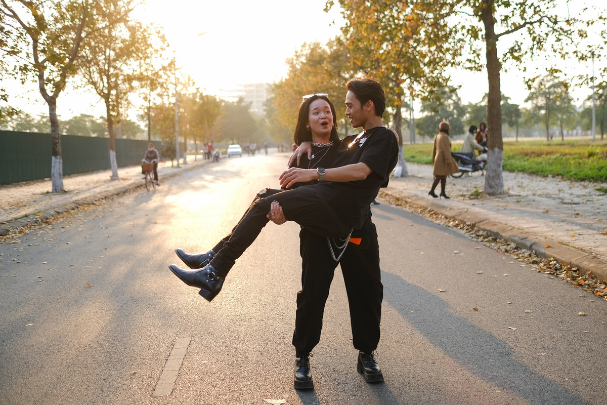 Cặp đôi Anh Tuấn - Hoàng Hà chụp ảnh kỷ niệm 1 năm yêu nhau trên con đường đỏ rực lá phong.