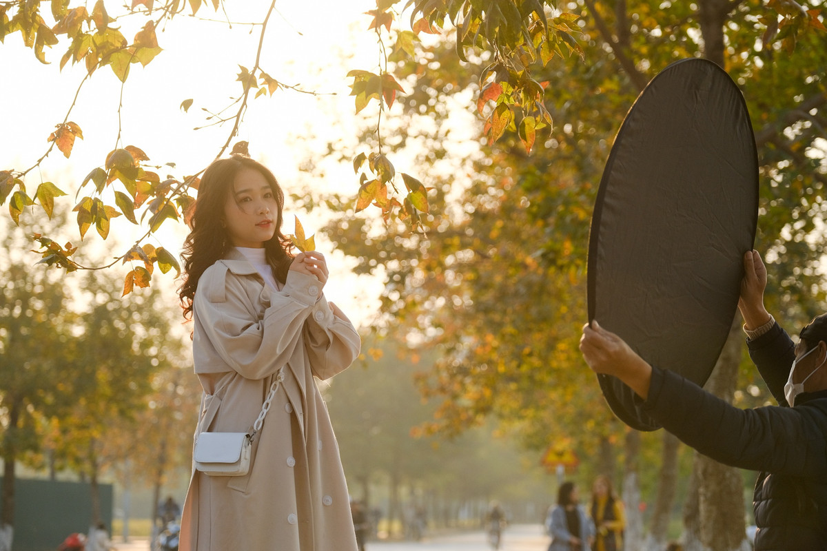 Người dân hiếm khi được chứng kiến hàng phong đổi sang màu đỏ rực nên con đường này luôn đông đúc người đến tham quan và chụp ảnh.