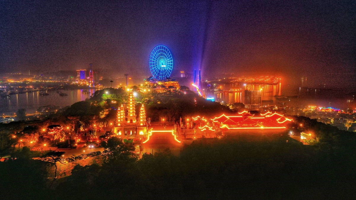 Kiến trúc chùa gỗ Việt cổ toát lên sự thanh tịnh giữa không gian khoáng đạt nơi đỉnh cao Ba Đèo của thành phố Hạ Long, ẩn mình giữa rừng thông vi vút, hướng tầm nhìn ra vịnh biển, Bảo Hải Linh Thông Tự đem đến cho du khách và các Phật tử nơi tìm kiếm sự an nhiên, tĩnh tại. 