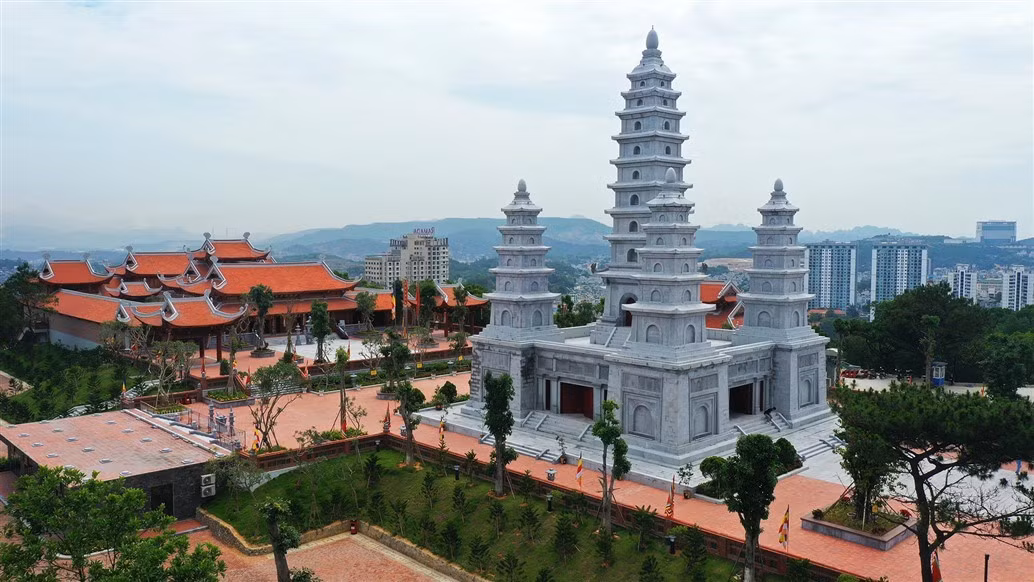 Trong đó, tháp trung tâm gồm 9 tầng, cao 25,2 m, bên trong đặt tượng Phật và cột kinh cao 4 m được lấy theo mẫu cột kinh Phật có niên đại từ 1.000 năm trước tại chùa Nhất Trụ (Hoa Lư, Ninh Bình). Bốn tháp xung quanh, mỗi tháp gồm 5 tầng, cao 12,1 m. Toàn bộ 5 khối tháp của Ngũ Phương bảo tháp được làm bằng đá hoa cương lắp ghép nguyên khối, liên kết bằng mộng đá. Bên trong tháp, phần nội thất được ốp đá cẩm thạch (marble) nhập từ Ấn Độ.