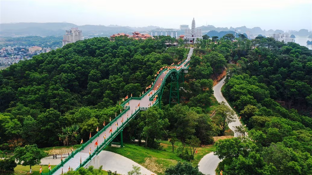 Để đến quần thể tâm linh này, du khách sẽ đi trên cầu May bắc qua một thung lũng xanh, nối từ vườn Nhật thuộc Sun World Halong Complex đến không gian thiền tự đậm chất tâm linh truyền thống Việt của Bảo Hải Linh Thông Tự.