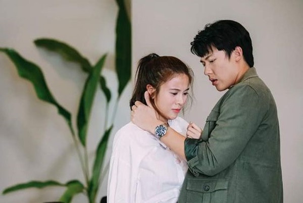 Chồng cay cú nói với bạn: "Có tiền tao đuổi nó đi ngay" Chong cay cu noi voi ban: