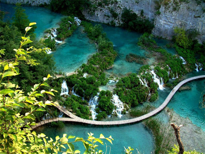 Vườn quốc gia Plitvice Lakes (Croatia) nổi tiếng với những những thác nước và hệ động thực vật đa dạng. Đến Plitvice Lakes du khách sẽ ngỡ ngàng trước vẻ đẹp hùng vĩ của thiên nhiên.