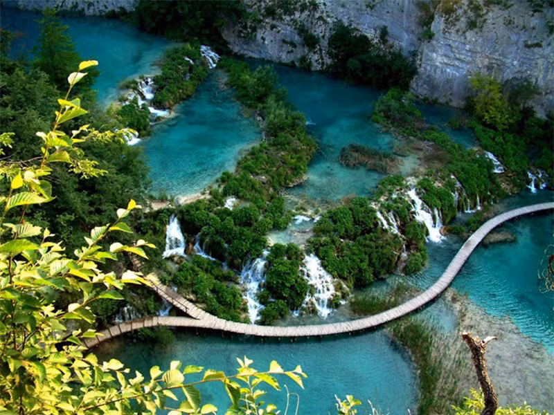 Vườn quốc gia Plitvice Lakes (Croatia) nổi tiếng với những những thác nước và hệ động thực vật đa dạng. Đến Plitvice Lakes du khách sẽ ngỡ ngàng trước vẻ đẹp hùng vĩ của thiên nhiên.