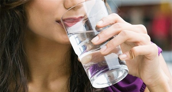 Sau khi uống nước thấy 3 triệu chứng bất thường này, cần đi khám ngay Sau khi uong nuoc thay 3 trieu chung bat thuong nay, can di kham ngay