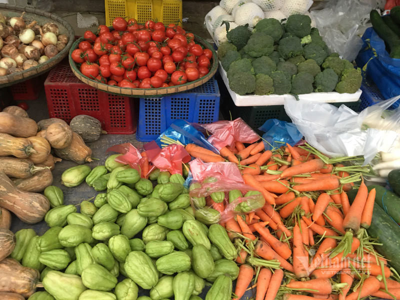 Gia rau xanh giam mot nua, do dong khong mot khach mua-Hinh-4