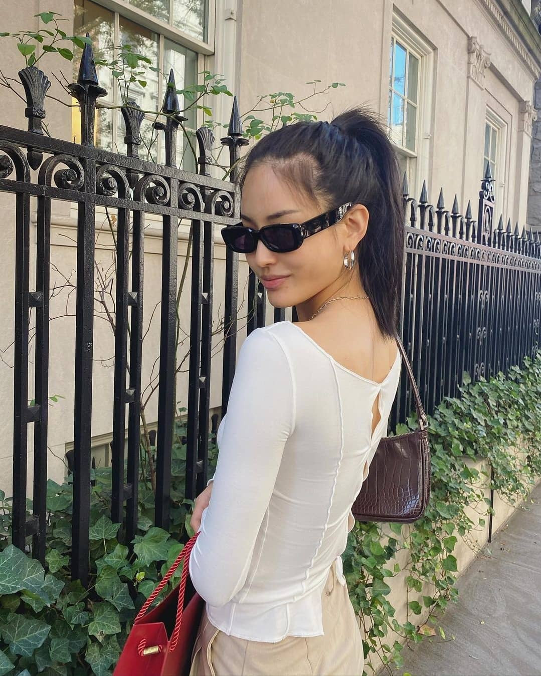 Trong cuộc sống đời thường, Hyun Joo có phong cách thời trang đơn giản. Người mẫu 29 tuổi ưa những gam màu trung tính.