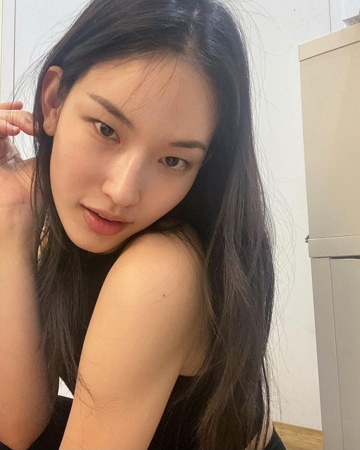 Hyun Joo nhận được nhiều lời khen của khán giả với nhan sắc tự nhiên ngay cả khi để mặt mộc.