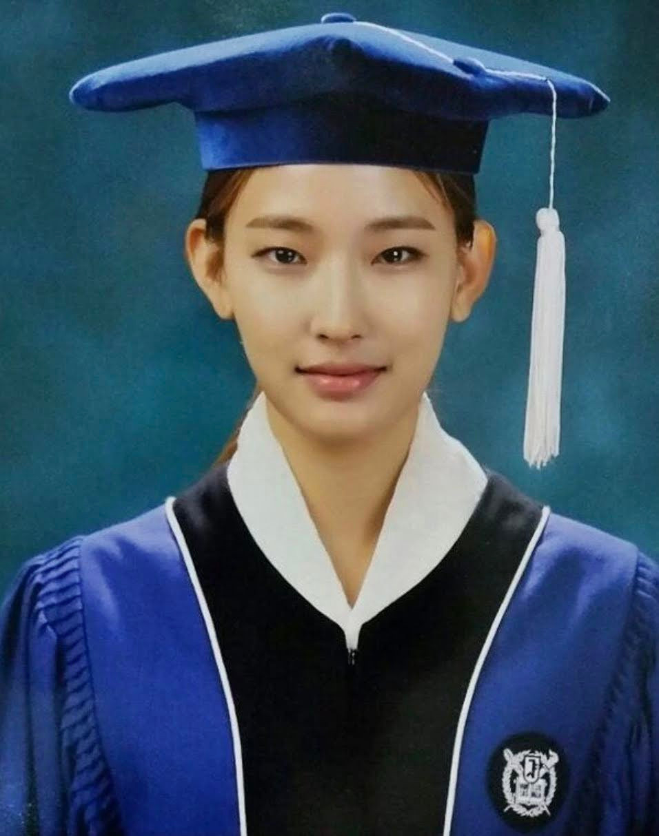 Trước khi theo con đường người mẫu chuyên nghiệp, Hwang Hyun Joo tốt nghiệp Đại học Quốc gia Seoul. So với tấm ảnh thẻ lúc sinh viên, khán giả nhận xét nhan sắc người đẹp sinh năm 1992 không có nhiều thay đổi. Thời điểm cách đây gần 10 năm, cô vẫn sở hữu gương mặt góc cạnh và thần thái cuốn hút.