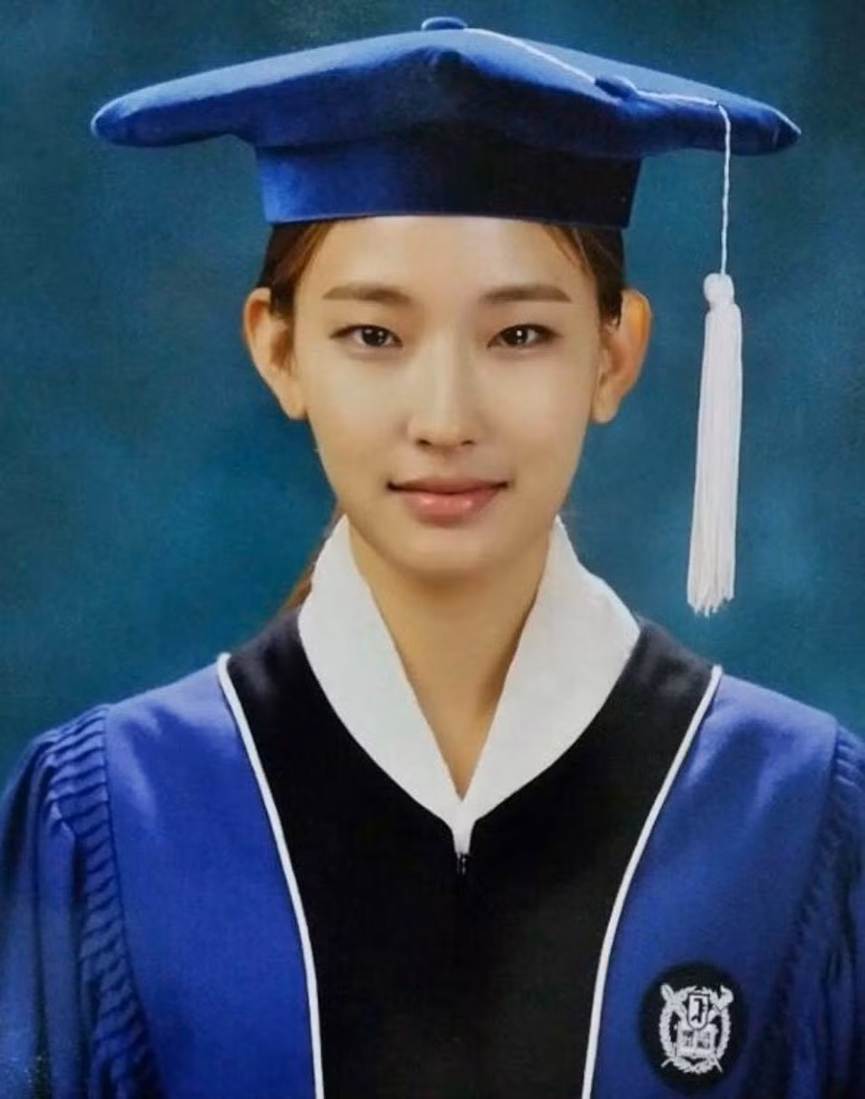 Trước khi theo con đường người mẫu chuyên nghiệp, Hwang Hyun Joo tốt nghiệp Đại học Quốc gia Seoul. So với tấm ảnh thẻ lúc sinh viên, khán giả nhận xét nhan sắc người đẹp sinh năm 1992 không có nhiều thay đổi. Thời điểm cách đây gần 10 năm, cô vẫn sở hữu gương mặt góc cạnh và thần thái cuốn hút.