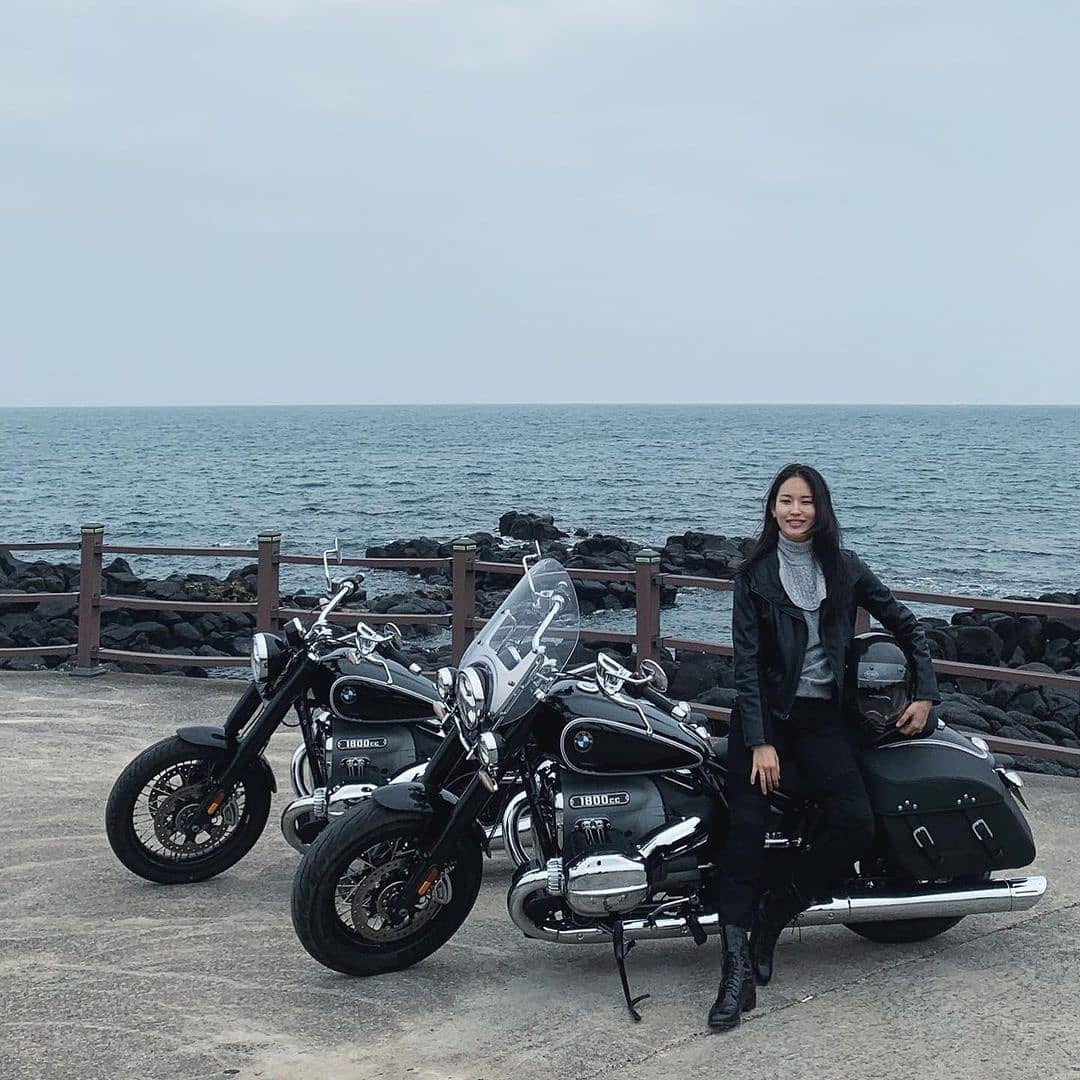 Ngoài thời gian dành cho công việc Hwang Hyun Joo có đam mê chơi xe phân khối lớn.