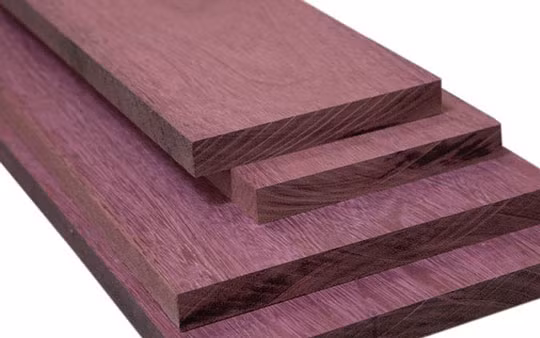 1. Purple Heart. Gỗ Purple Heart còn được gọi là gỗ trái tim màu tím bởi khi cắt màu sắc của gỗ sẽ chuyển từ màu nâu sang màu tím rất lạ và đẹp. Purple Heart là loại gỗ rất dày, chịu nước tốt, thuộc top đầu thế giới về độ cứng và độ bền.