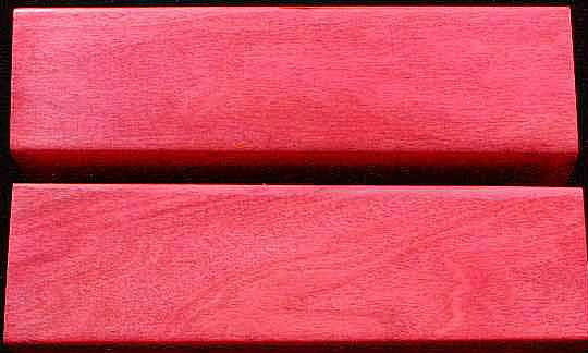 10. Pink Ivory - Gỗ hồng ngà. Loại gỗ này có màu đỏ hồng rất đẹp, khi đánh lên sáng bóng và được cho là quý giá như kim cương. Loại gỗ quý này thường được sử dụng để sản xuất gậy bi-a, đồ mỹ nghệ…