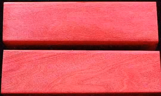 10. Pink Ivory - Gỗ hồng ngà. Loại gỗ này có màu đỏ hồng rất đẹp, khi đánh lên sáng bóng và được cho là quý giá như kim cương. Loại gỗ quý này thường được sử dụng để sản xuất gậy bi-a, đồ mỹ nghệ…