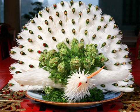 Đa số các vị hoàng đế của triều Nguyễn đều ngồi ăn một mình “ngài ngự thiện”, chỉ có một số ít các vị vua như Duy Tân, Bảo Đại thường hay ngồi ăn cùng vợ con. Ảnh: Tôn Nữ Hà.