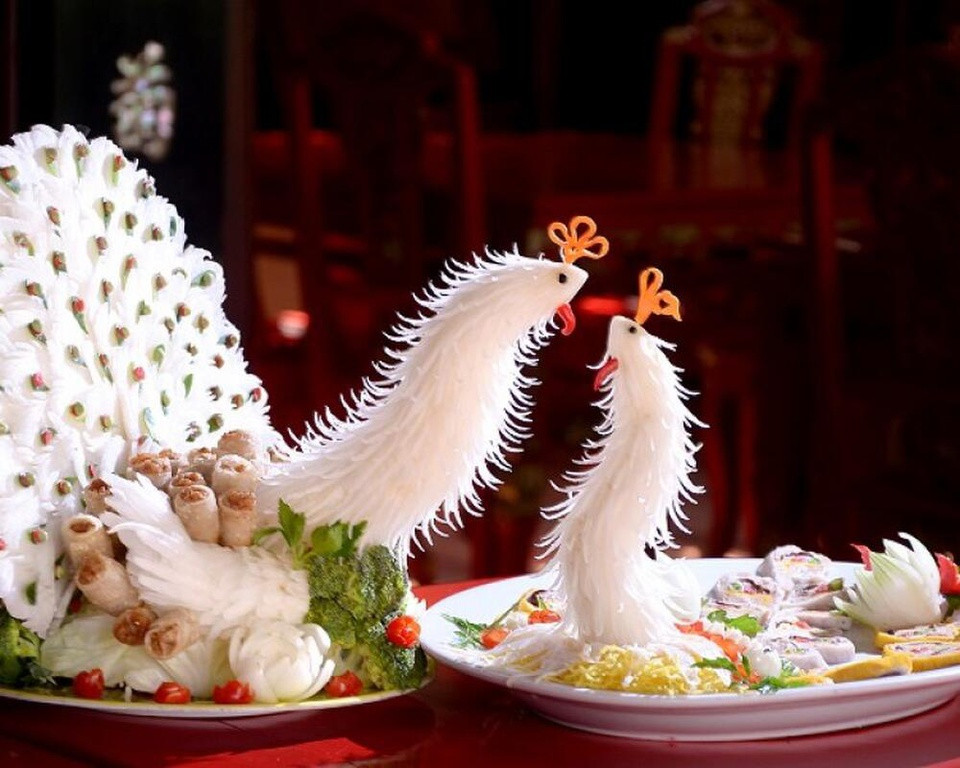 Bát trân bao gồm 8 món nem công, chả phượng, da tê ngưu, bàn tay gấu, gân nai, môi đười ươi, thịt chân voi, yến sào. Vì hiếm nên chúng chỉ dùng trong ẩm thực cung đình, để vua ngự thiện. Người dân bình thường chỉ nghe tiếng chứ khó lòng mà biết được mùi vị thế nào. Ảnh: VTC.