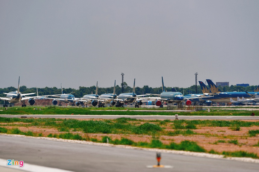 Phía trước, bên cạnh Vaeco, các vị trí trống mà không làm ảnh hưởng đến các hoạt động, hãng đều tận dụng làm vị trí đỗ theo quy định. Theo số liệu từ Planespotter, trong 100 máy bay của Vietnam Airlines, có 73 chiếc phải nằm sân ngừng hoạt động do ảnh hưởng của dịch Covid-19.