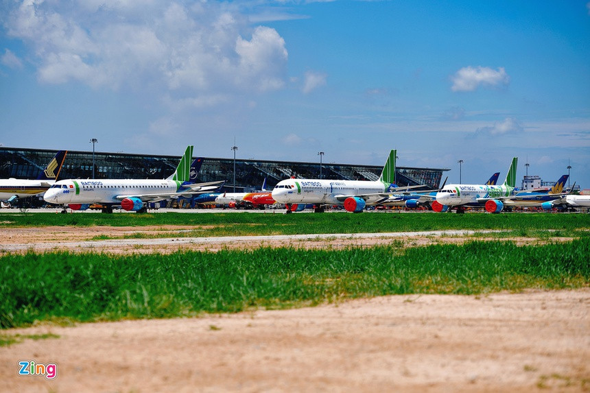 Một số máy bay của Bamboo Airways đỗ dọc theo đường lăn, gần nhà ga quốc tế T2.