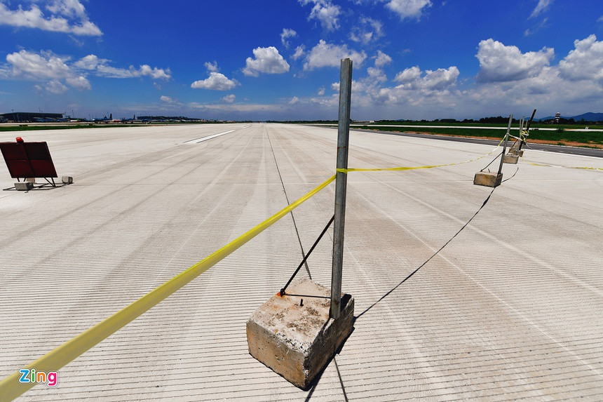 Đường băng mới ở Cảng hàng không quốc tế Nội Bài (Hà Nội) được chăng dây phong toả nhiều ngày qua.