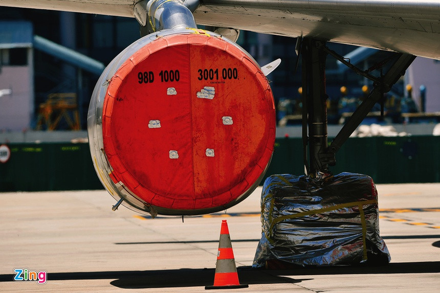 Do phải "dầm mưa, dãi nắng" lâu ngày, chưa biết khi nào hoạt động trở lại, toàn bộ máy bay được bao bọc kín động cơ, bánh và nhiều vị trí khác.