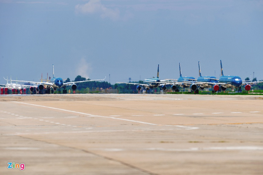 Máy bay của Vietravel Airlines vắng bóng hoàn toàn. Theo đại diện hãng, tất cả 3 chiếc, đang để tại Tân Sơn Nhất kể từ khi Cục Hàng không yêu cầu dừng toàn bộ hoạt động vận chuyển hành khách thường lệ giữa các địa phương đang áp dụng Chỉ thị 16 và đường bay TP.HCM - Hà Nội.