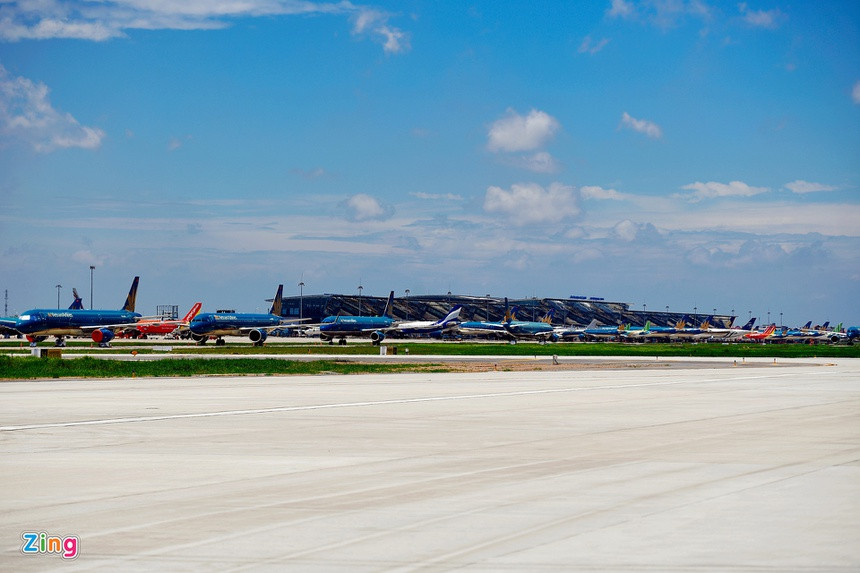 Lúc 11h ngày 17/8, máy bay đậu kín các vị trí sân đỗ, phải xếp nối đuôi nhau bất động một chỗ cả trên đường lăn. Trong số này, "lực lượng hùng hậu" nhất là tàu bay của Vietnam Airlines, áp đảo hoàn toàn các vị trí đỗ, kéo dài từ đầu tới cuối sân đỗ.