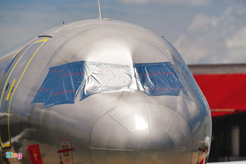 Một chiếc máy bay của Pacific Airlines bịt kín kính lái, tránh nắng chiếu vào cabin. Cả tháng 7, hãng bay thành viên của Vietnam Airlines này chỉ khai thác 37 chuyến, giảm 76,4% so với tháng trước và giảm 97,6% so với cùng kỳ.