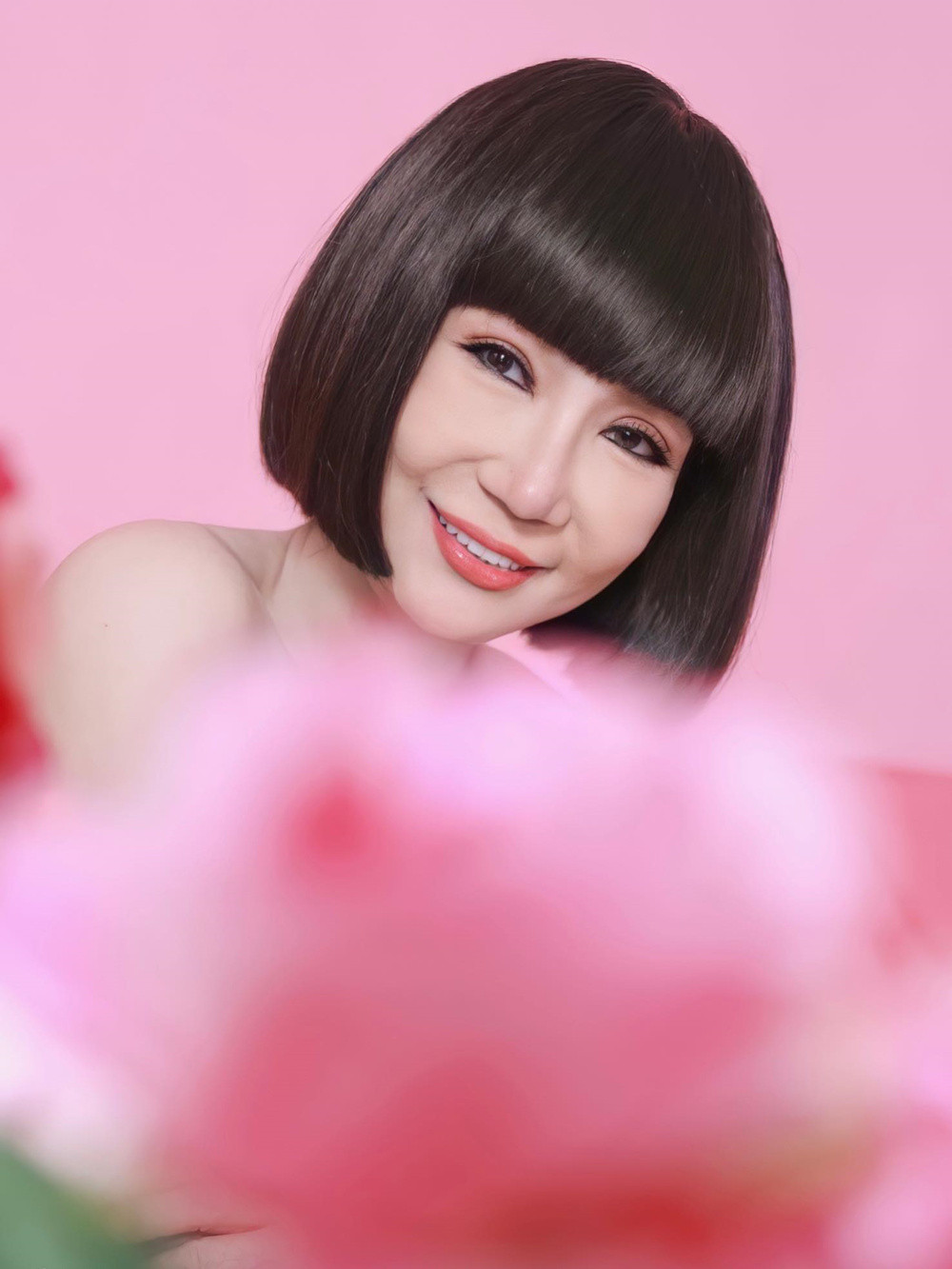 NSUT Thanh Kim Hue tuoi 66 tre trung, sanh dieu qua ong kinh cua chong-Hinh-2