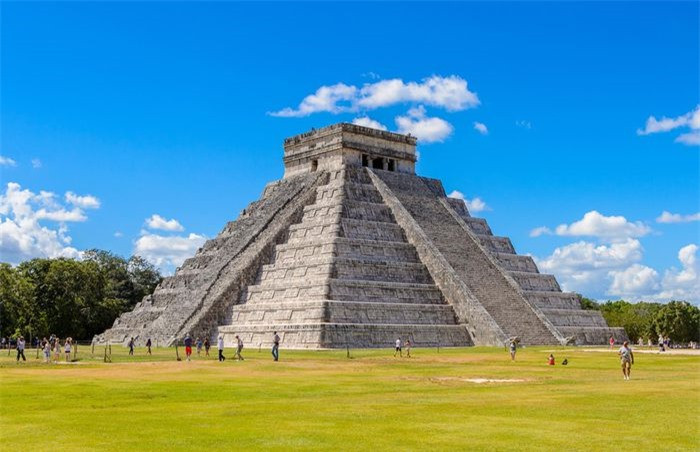 El Castillo (Yucatan, Mexico)nằm ở khu vực trung tâm quần thể Chichen Itza. Kim tự tháp cao 24 m, bao gồm 365 bậc cầu thang - tương ứng số ngày trong một năm dương lịch. Lúc xuân phân và thu phân, bóng đổ trên El Castillo tạo thành hình con rắn Quetzalcoatl, vị thần tối cao của người Mesoamerican cổ đại. Hiện tượng này cũng báo hiệu thời điểm để người dân bắt đầu vụ mùa mới, xuống đồng trồng ngô. Ảnh:Earthnworld.